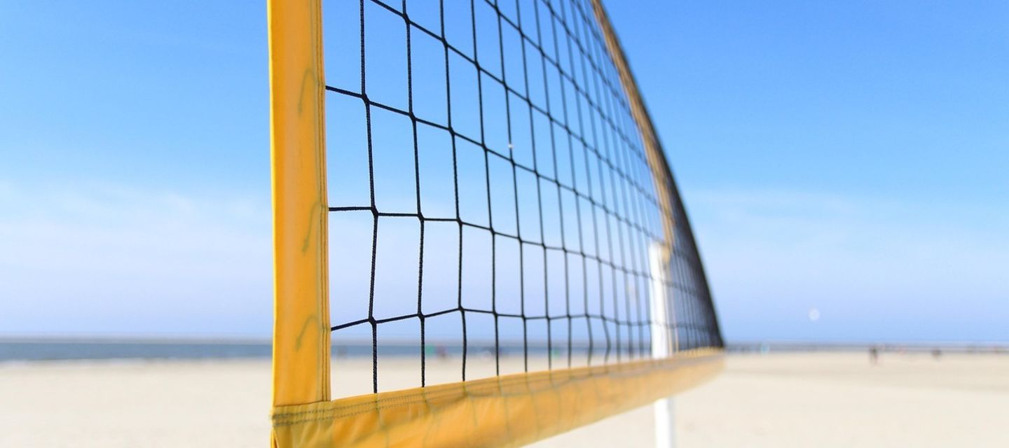 De beste plekken voor beachvolleybal en andere activiteiten langs de Belgische kust.