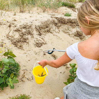 Afval rapen op het strand van Oostduinkerke