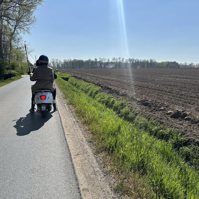 Vespa rijden aan zee: vrijheid, charme en avontuur aan de Belgische kust