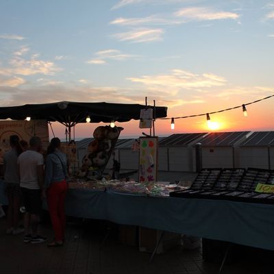 De laatste avondmarkten aan de kust