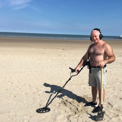 Schatten zoeken op het strand