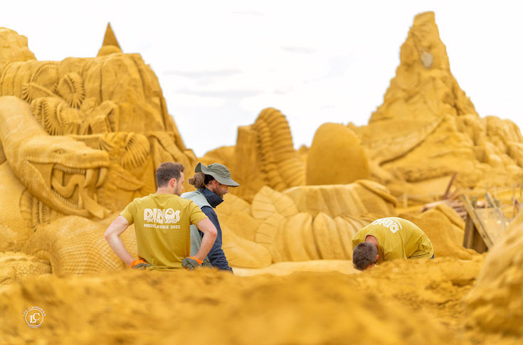 Zandsculpturenfestival Middelkerke - Dinos in the sand - foto 2 - opbouw