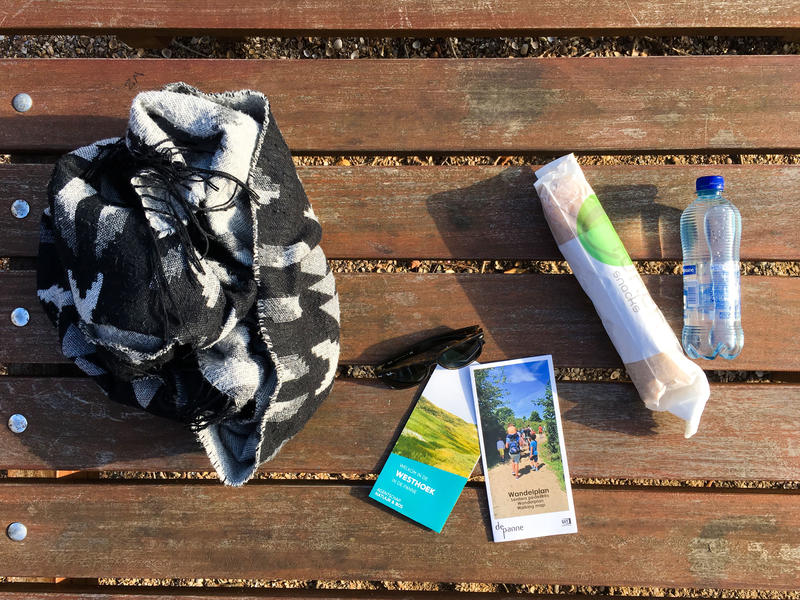 Sjaal, lunch, folders en zonnebril. Dingen om mee te nemen tijdens een wandeling