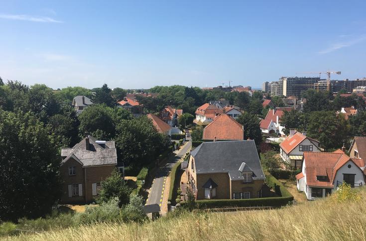 Op de Kykhilduin in De PanneWil je het hogerop zoeken en genieten van een prachtig uitzicht, waag je dan aan de klim naar de top van de Kykhilduin. Er zijn bankjes waar je op kunt zitten zodat je tijdens het eten niets mist van het uitzicht.