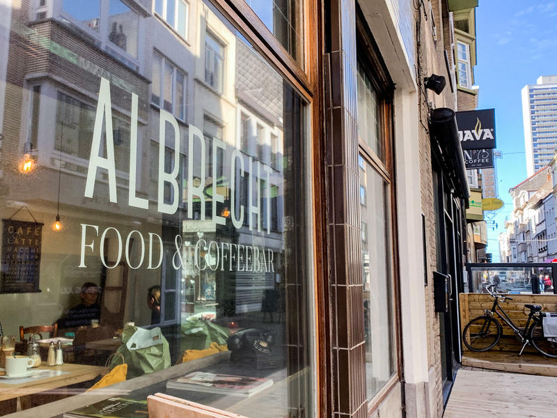 Albrecht Food & Coffeebar Oostende buitenkant logo op raam