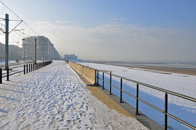 Middelkerke strand en zeedijk onder de sneeuw