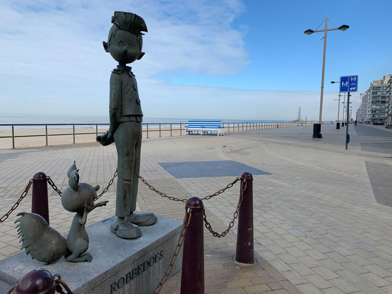 Standbeeld Robbedoes op de zeedijk van Middelkerke