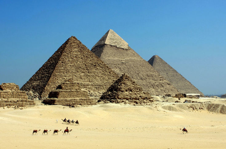 6. De piramides zijn gebouwd met bierNeen, het bier zit niet in de piramide: Egyptenaren dronken tijdens de werken aan de piramides van Gizeh ongeveer 4 liter bier per dag volgens biomoleculaire archeoloog Patrick McGovern.