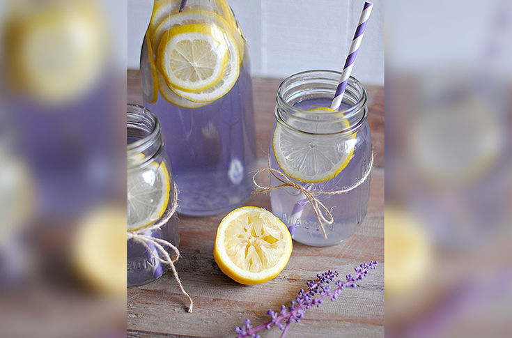 Lavendel limonade Niet de zoetste limonade maar wel lekker! Tip: je kunt ook spuitwater gebruiken in plaats van gewoon water! Lavendel limonade via Eat Yourself Skinny Foto: Eat Yoursel Skinny