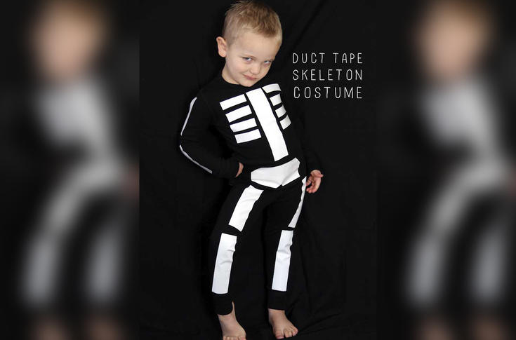 Voor de kidsNodig:Zwarte trui en broekWitte duct tape Geen tijd om een skeletkostuum aan te kopen? Maak er dan snel eentje! Foto via Unoriginalmom.com