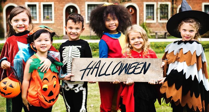 Kinderen met Halloweenbord