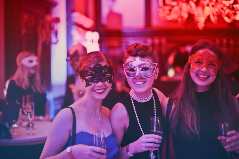 Meisjes met maskers