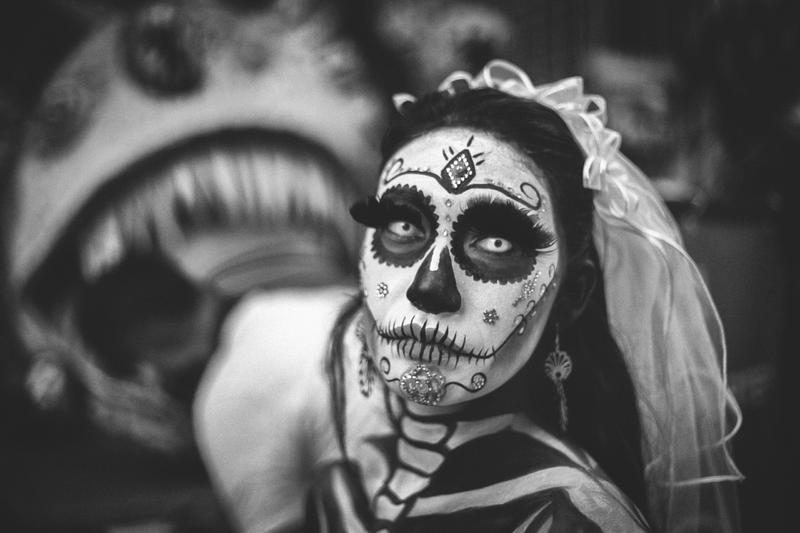 Meisje eng versierd Dia De Los Muertos