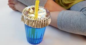 Cupcake liner over drankje