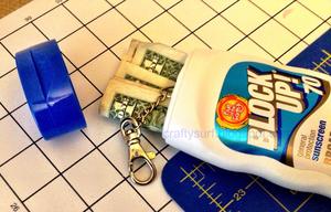 Zonnecreme fles met geld in