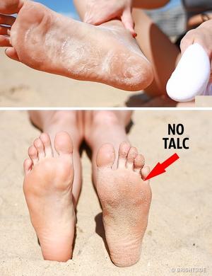 Talkpoeder op voeten met zand