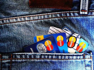 Kredietkaarten in jeansbroekzak