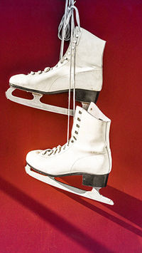 schaatsen op een rode achtegrond