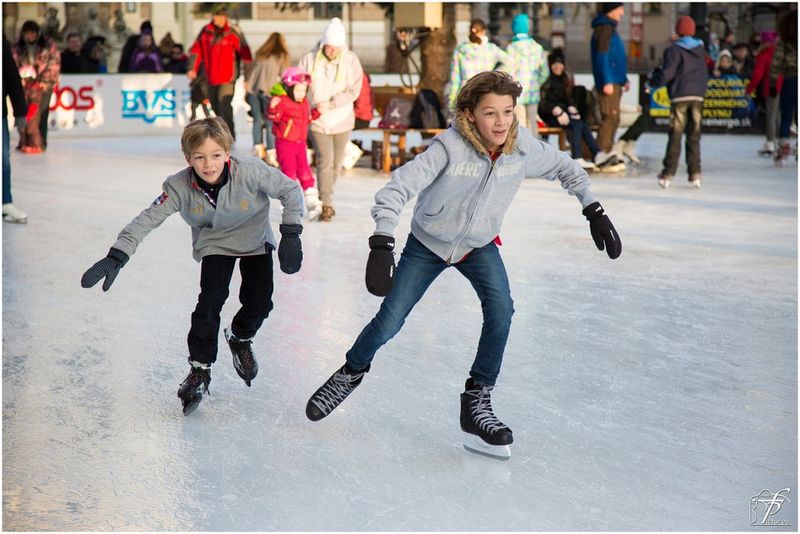 Jongen snel schaatsen
