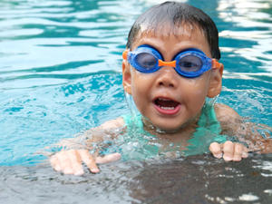 Kind zwemmen duikbril