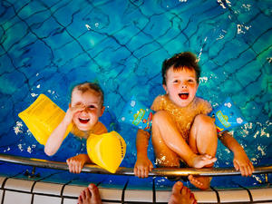 Kinderen zwemmen zwembad