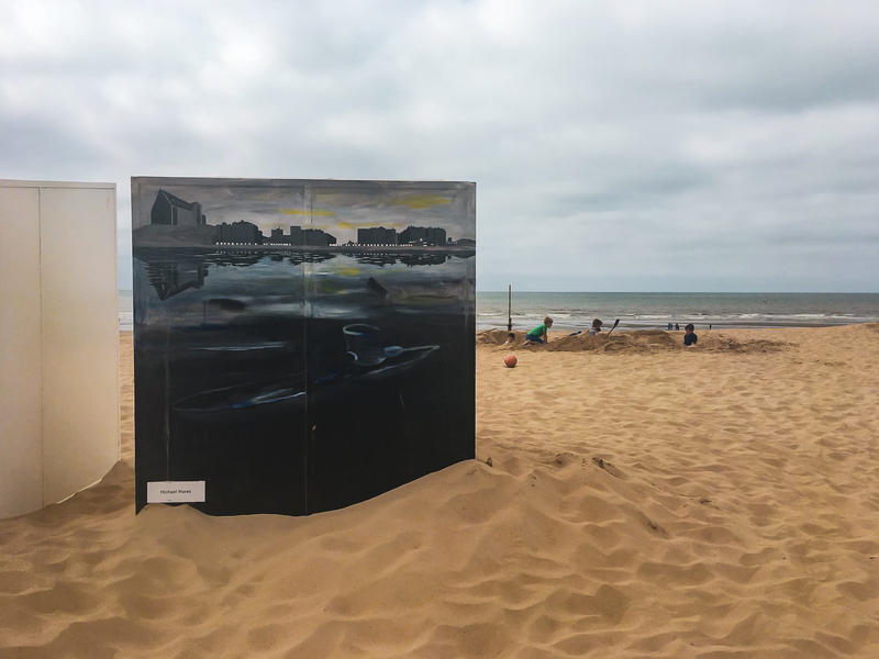 Cabin Art 2018: strandcabine achterkant beschilderd met donkere kleuren