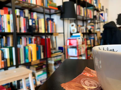 Koffie met vervaagde achtergrond van boekenkasten