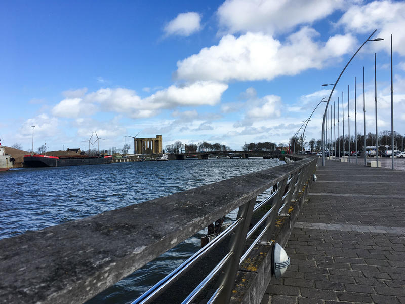 Kaai Nieuwpoort met uitzicht op Westfront museum