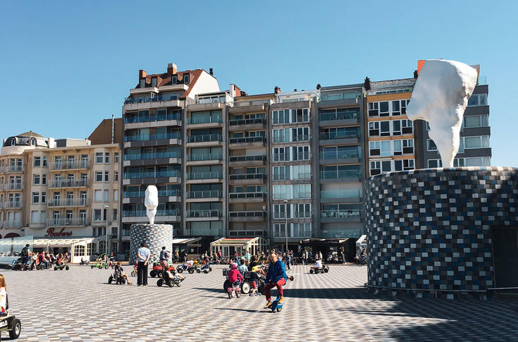 Heads/Lemurs van Franz West op het Rubensplein van Knokke