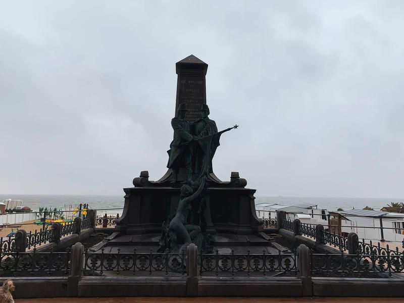 Standbeeld Lippens en De Bruyne met de zee op de achtergrond