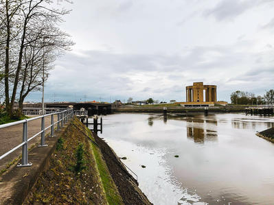 Sluizencomplex Ganzepoot te Nieuwpoort met Westfront museum op de achtergrond